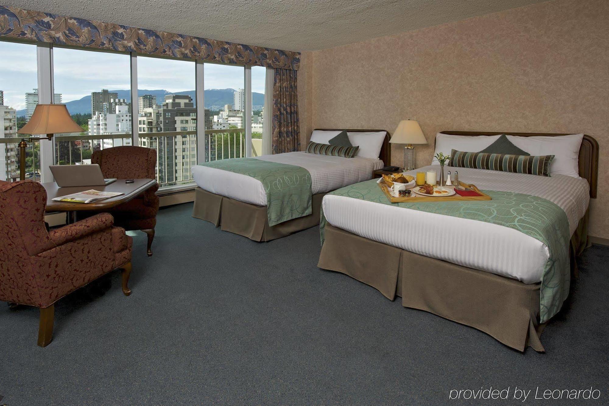 Coast Plaza Hotel And Suites Vancouver Room photo