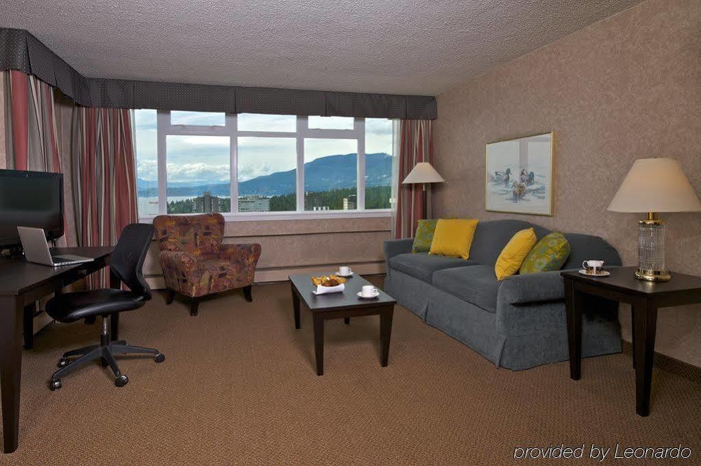 Coast Plaza Hotel And Suites Vancouver Room photo